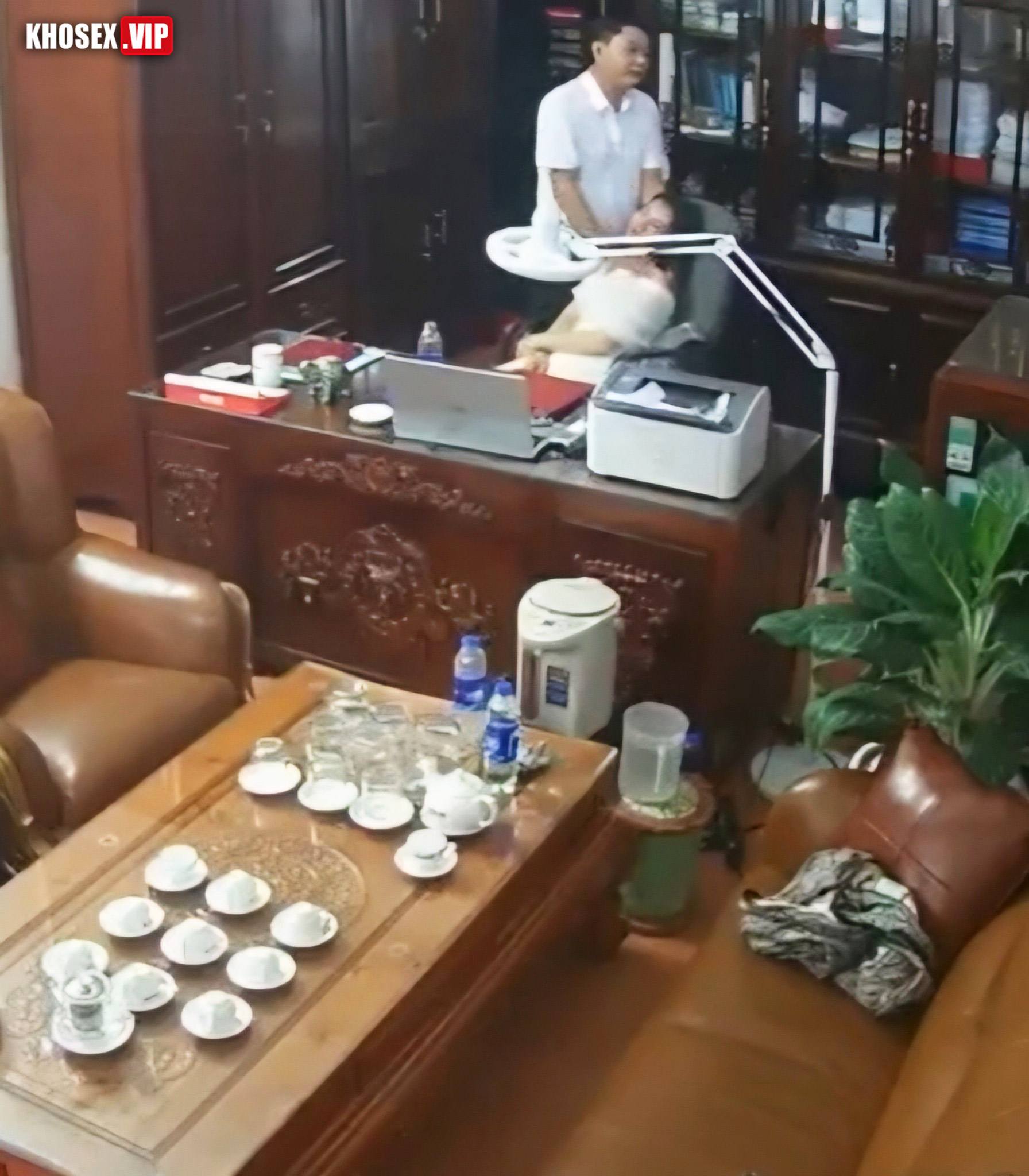 Hack camera Hiệu trưởng lộ clip lếu lều các nữ giáo viên, phụ huynh nâng điểm cho con - Hình 01