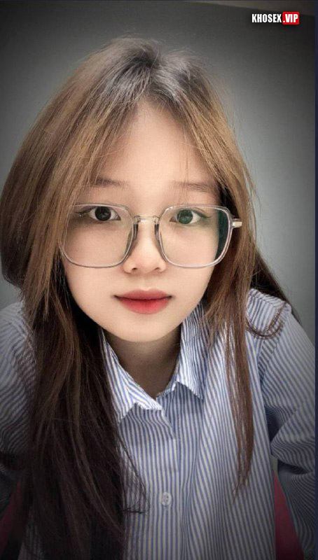 Banh chân ra cho anh địt em sướng rên - Hình 01