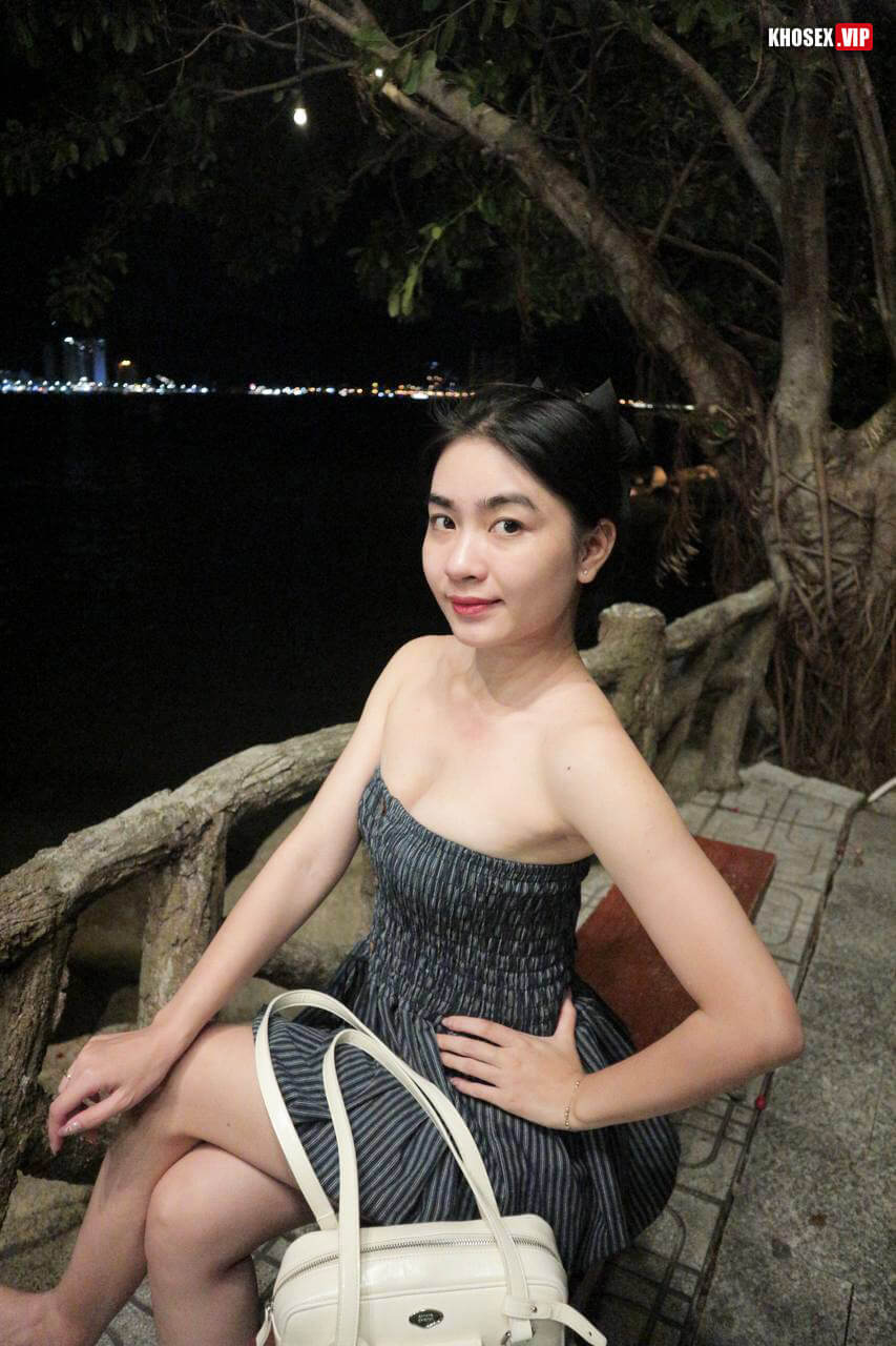 Đang nứng đến ngày đèn đỏ vẫn đè em ra địt - Hình 01