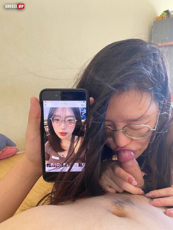 Em kính cận siêu dâm lộ clip sex (Full Clip + Pic) - Hình 01