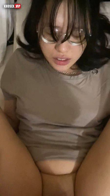 Em kính cận siêu dâm lộ clip sex (Full Clip + Pic) - Hình 04