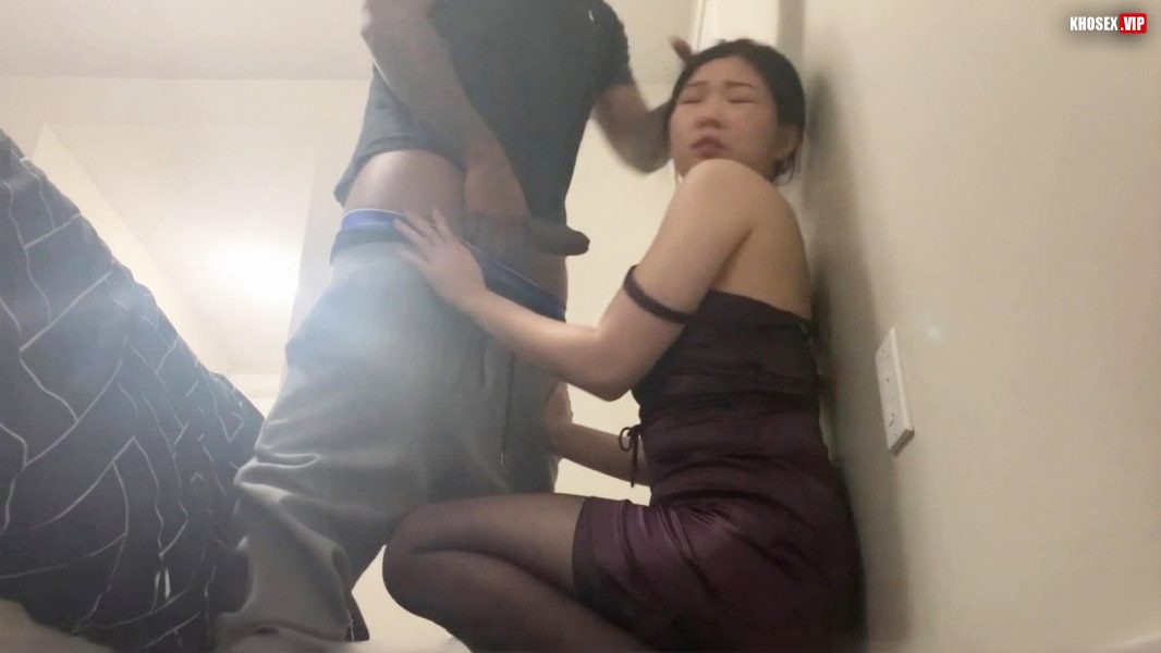 Gái nghành lần đầu đi khách bị anh da đen đụ nát lồn - Hình 02