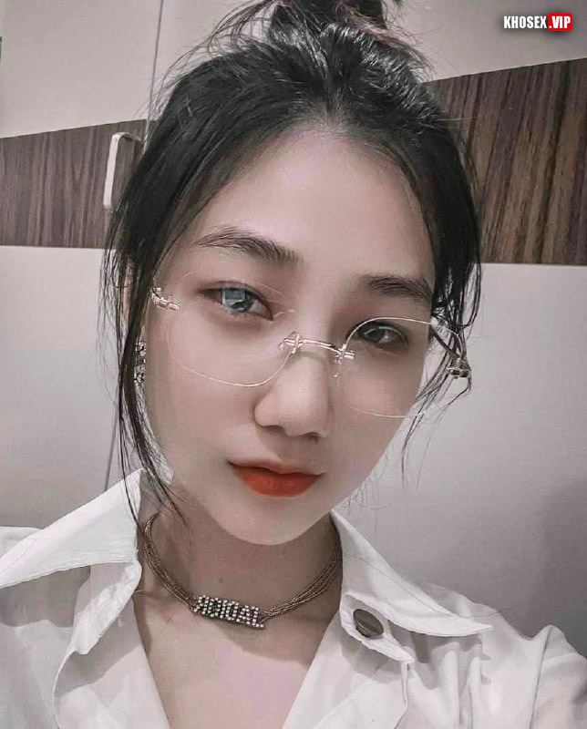 Lồn em khít mà anh dập mạnh làm em sướng - Hình 01