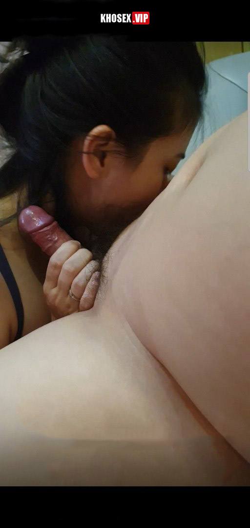 Đêm khuya đè con vợ dâm ra địt xuất tinh tràn lồn - Hình 01