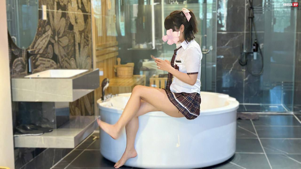 Địt em Loli 2k mặt xinh bím nhiều nước - Hình 09