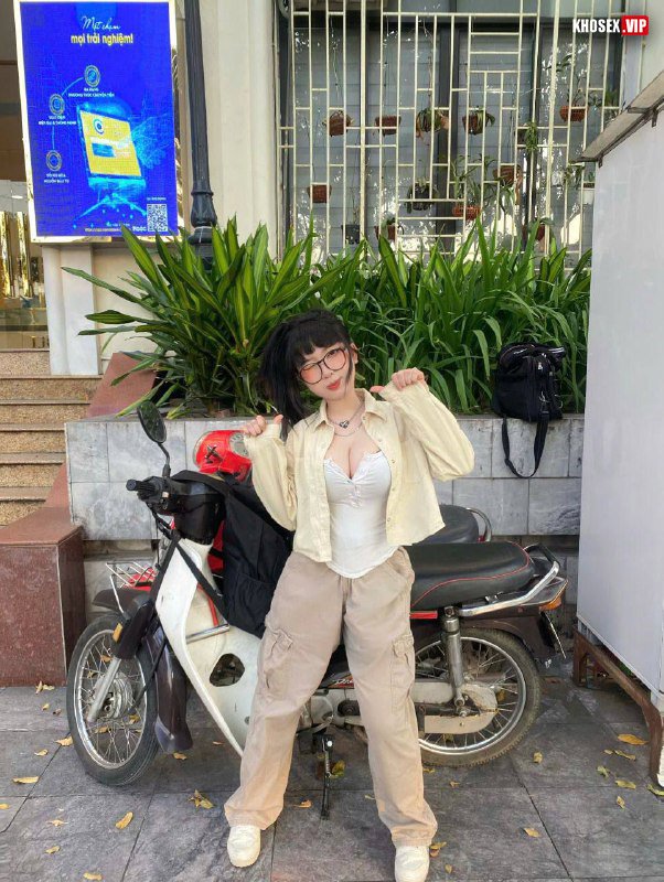 Múi mít mông to nứng lồn chủ động nhấp (Full Clip + Pic) - Hình 02