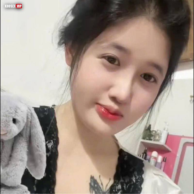 Cặc to tuột quần chịch em rau xinh lồn múp trong phòng trọ (Full Clip + Pic) - Hình 03