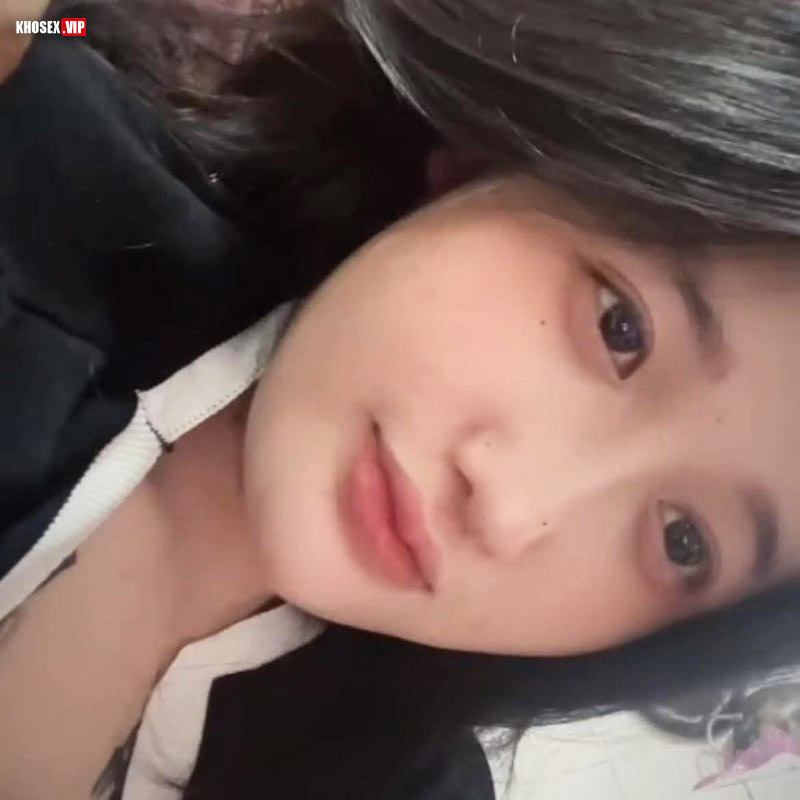 Cặc to tuột quần chịch em rau xinh lồn múp trong phòng trọ (Full Clip + Pic) - Hình 07