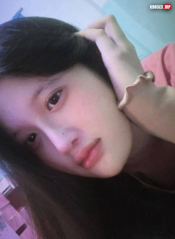 Cặc to tuột quần chịch em rau xinh lồn múp trong phòng trọ (Full Clip + Pic) - Hình 09