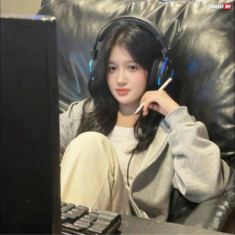 Cặc to tuột quần chịch em rau xinh lồn múp trong phòng trọ (Full Clip + Pic) - Hình 11